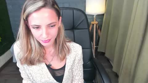 Snapshot of amelia_meili chatting on 11-19-25, 01:11 amelia_meili online show from 11-19-25, 01:11