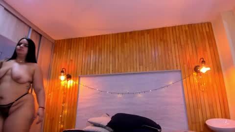 Snapshot of amelialeen7 chatting on 12-31-24, 04:35 Daniela online show from 12-31-24, 04:35