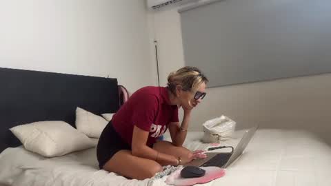 Snapshot of ameliaparadisex chatting on 07-05-26, 02:02 ameliaparadisex online show from 07-05-26, 02:02