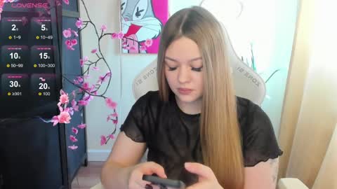 Snapshot of ameliepeach chatting on 04-27-26, 05:16 Amelie online show from 04-27-26, 05:16