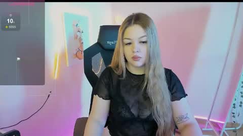 Snapshot of ameliepeach chatting on 04-29-26, 01:21 Amelie online show from 04-29-26, 01:21