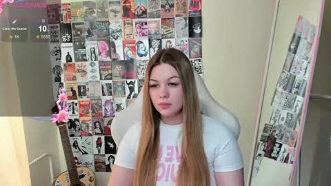 Snapshot of ameliepeach chatting on 05-02-26, 01:54 Amelie online show from 05-02-26, 01:54