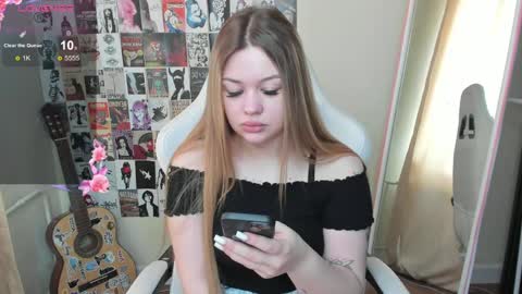 Snapshot of ameliepeach chatting on 05-13-26, 02:20 Amelie online show from 05-13-26, 02:20