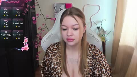 Snapshot of ameliepeach chatting on 05-17-26, 01:25 Amelie online show from 05-17-26, 01:25