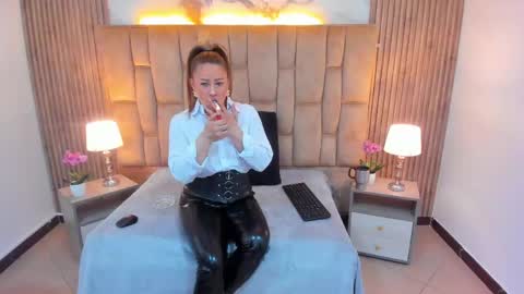 Snapshot of amell_thomson chatting on 05-19-26, 11:27 Amell Thomson online show from 05-19-26, 11:27