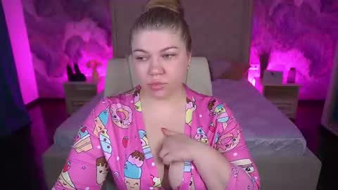 Snapshot of amellywhite chatting on 06-17-26, 12:29 Alina online show from 06-17-26, 12:29