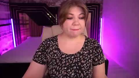 Snapshot of amellywhite chatting on 06-28-26, 12:33 Alina online show from 06-28-26, 12:33
