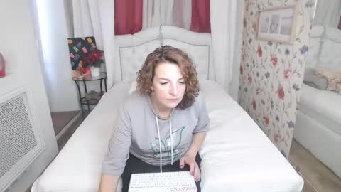 Snapshot of amihotgranny chatting on 09-09-25, 12:48 Ami online show from 09-09-25, 12:48