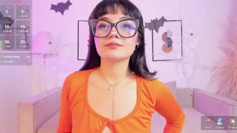 Snapshot of amy_lit chatting on 10-23-25, 07:01 Hello I am Allison Welcome to my room and let is  have a good time together whith me online show from 10-23-25, 07:01