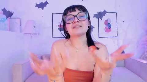 Snapshot of amy_lit chatting on 10-25-25, 08:03 Hello I am Allison Welcome to my room and let is  have a good time together whith me online show from 10-25-25, 08:03