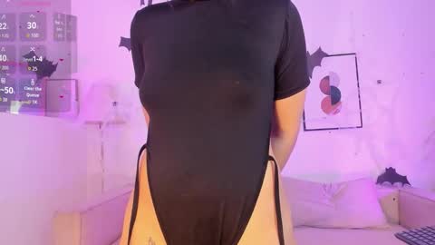 Snapshot of amy_lit chatting on 10-27-25, 06:45 Hello I am Allison Welcome to my room and let is  have a good time together whith me online show from 10-27-25, 06:45