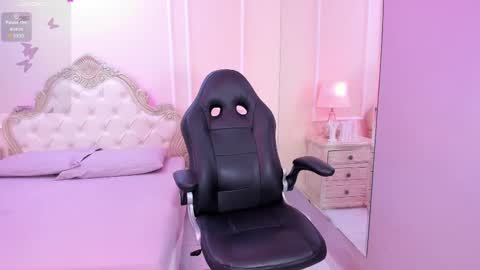 Snapshot of amyblackwood chatting on 10-06-25, 07:33 Amy online show from 10-06-25, 07:33