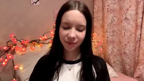 Snapshot of amygrav chatting on 11-13-25, 03:00 Milou online show from 11-13-25, 03:00