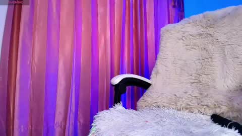 Snapshot of amyolimpo chatting on 09-11-25, 09:26 Amy ... Nice to meet u thumb up me please its important online show from 09-11-25, 09:26