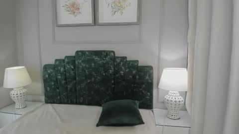 Snapshot of ana_beckett chatting on 10-24-25, 10:44 Ana  online show from 10-24-25, 10:44