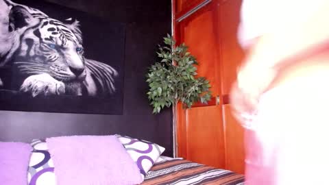 Anahi online show from 10-17-25, 02:59