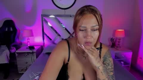 Snapshot of anahii_jones chatting on 12-01-25, 08:03 Anah Jones online show from 12-01-25, 08:03