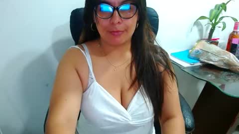 Snapshot of anaids_dam chatting on 12-25-24, 07:24 anaids online show from 12-25-24, 07:24