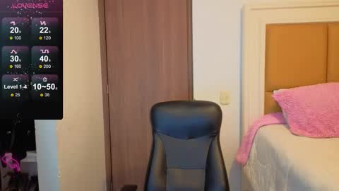 Snapshot of anamaar chatting on 10-31-25, 12:11 Ana online show from 10-31-25, 12:11