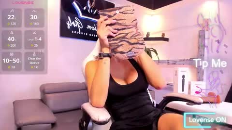 Snapshot of anaruiz1_ chatting on 10-15-25, 01:11 ana online show from 10-15-25, 01:11