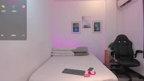 Snapshot of anastasia_lauren chatting on 09-29-25, 07:40 Ana online show from 09-29-25, 07:40