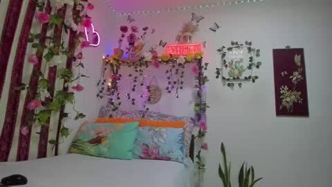 Snapshot of anasttaciia_21 chatting on 11-24-25, 03:34 Independent online show from 11-24-25, 03:34