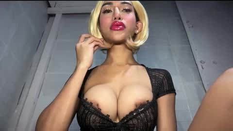 Snapshot of anawalters chatting on 12-16-25, 10:37 anawalters online show from 12-16-25, 10:37