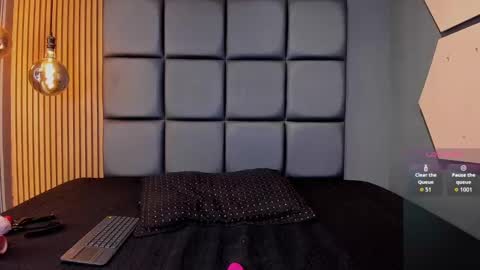 Snapshot of andrea_love01 chatting on 10-22-25, 01:22 ANDREA online show from 10-22-25, 01:22