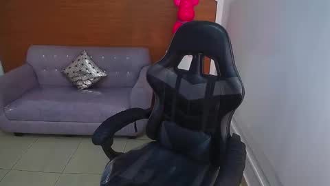 Snapshot of andrea_torres_t chatting on 03-07-25, 04:33 Andrea online show from 03-07-25, 04:33