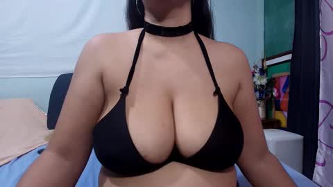 Snapshot of andreabigboobs23 chatting on 09-29-25, 05:18 Andrea online show from 09-29-25, 05:18