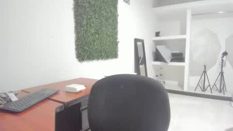 Isa  --------- online show from 01-24-25, 04:48