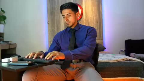 Snapshot of andrew_elliot chatting on 02-08-26, 06:39 Andrew online show from 02-08-26, 06:39