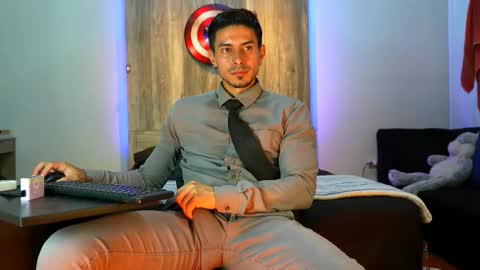 Snapshot of andrew_elliot chatting on 03-08-26, 06:50 Andrew online show from 03-08-26, 06:50