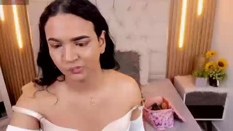 Snapshot of andrys_hot chatting on 09-16-25, 08:32 Andrys online show from 09-16-25, 08:32