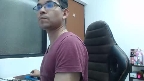 Snapshot of andyisasexmirrage chatting on 12-28-24, 12:04 Andres online show from 12-28-24, 12:04