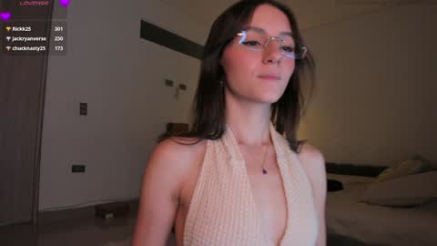 Snapshot of anelisse_ chatting on 12-19-24, 12:13      online show from 12-19-24, 12:13