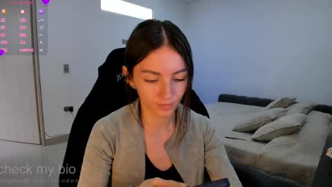 Snapshot of anelisse_ chatting on 02-11-25, 02:02      online show from 02-11-25, 02:02