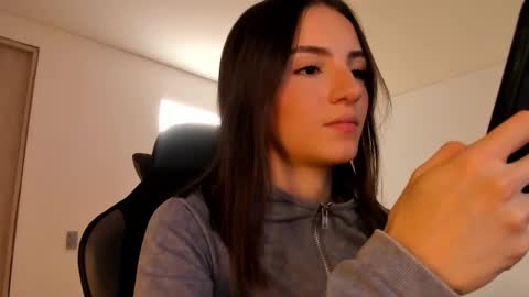 Snapshot of anelisse_ chatting on 02-17-25, 05:21      online show from 02-17-25, 05:21