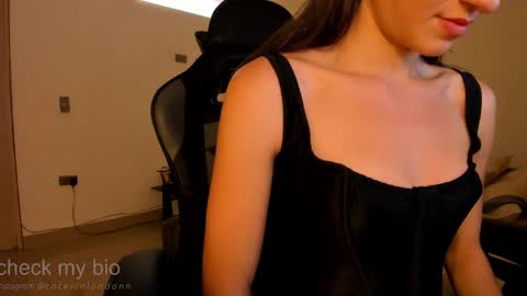 Snapshot of anelisse_ chatting on 02-17-25, 08:26      online show from 02-17-25, 08:26