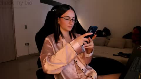 Snapshot of anelisse_ chatting on 02-21-25, 03:45      online show from 02-21-25, 03:45