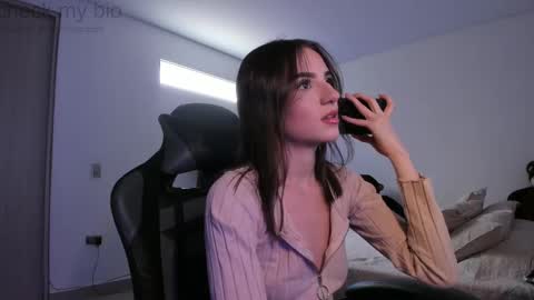 Snapshot of anelisse_ chatting on 02-27-25, 05:15      online show from 02-27-25, 05:15