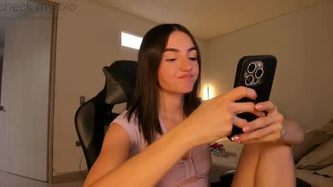 Snapshot of anelisse_ chatting on 02-28-25, 06:41      online show from 02-28-25, 06:41