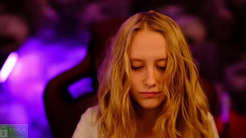 Snapshot of angeellina chatting on 01-01-25, 07:53 angeellina online show from 01-01-25, 07:53