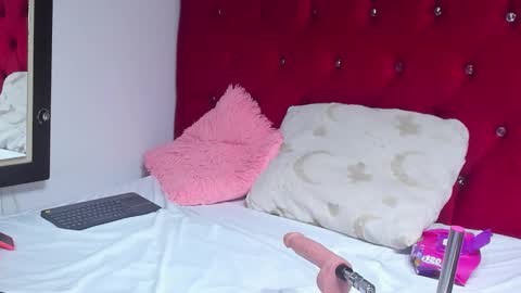 Snapshot of angel_0802 chatting on 10-18-25, 01:19 ANGELA online show from 10-18-25, 01:19