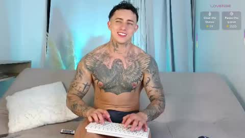 Snapshot of angel_boy01 chatting on 06-11-26, 01:38 angel_boy01 online show from 06-11-26, 01:38