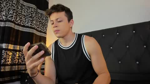 Snapshot of angel_cuervo chatting on 01-25-25, 12:37 Angel Cuervo online show from 01-25-25, 12:37