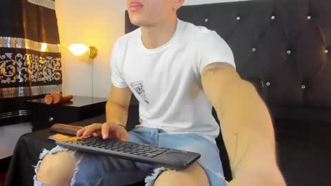 Snapshot of angel_cuervo chatting on 02-15-25, 12:43 Angel Cuervo online show from 02-15-25, 12:43