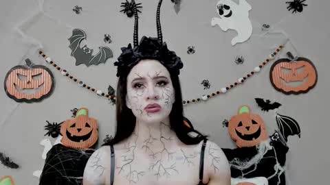 Snapshot of angel_martins chatting on 10-31-25, 01:17 Angel online show from 10-31-25, 01:17