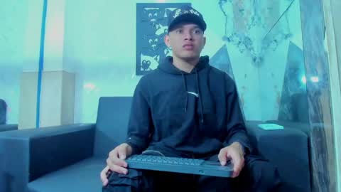 angel_villareal_ online show from 04-27-26, 11:52