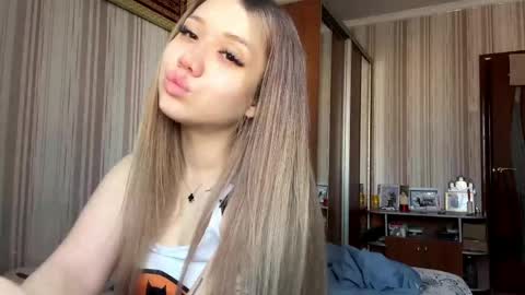 Snapshot of angelaribero chatting on 04-18-26, 05:22 Angel online show from 04-18-26, 05:22
